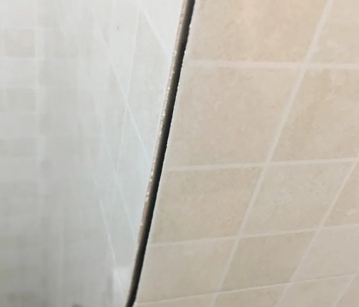 云霄瓷砖空鼓维修公司分享阳台瓷砖脱落的修复过程可以分为以下几个步骤